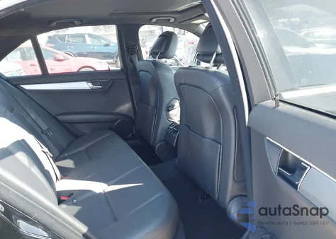 2011 Mercedes-Benz C 300 Luxury/Sport z USA, uszkodzony, nr VIN WDDGF5EB4BR178907